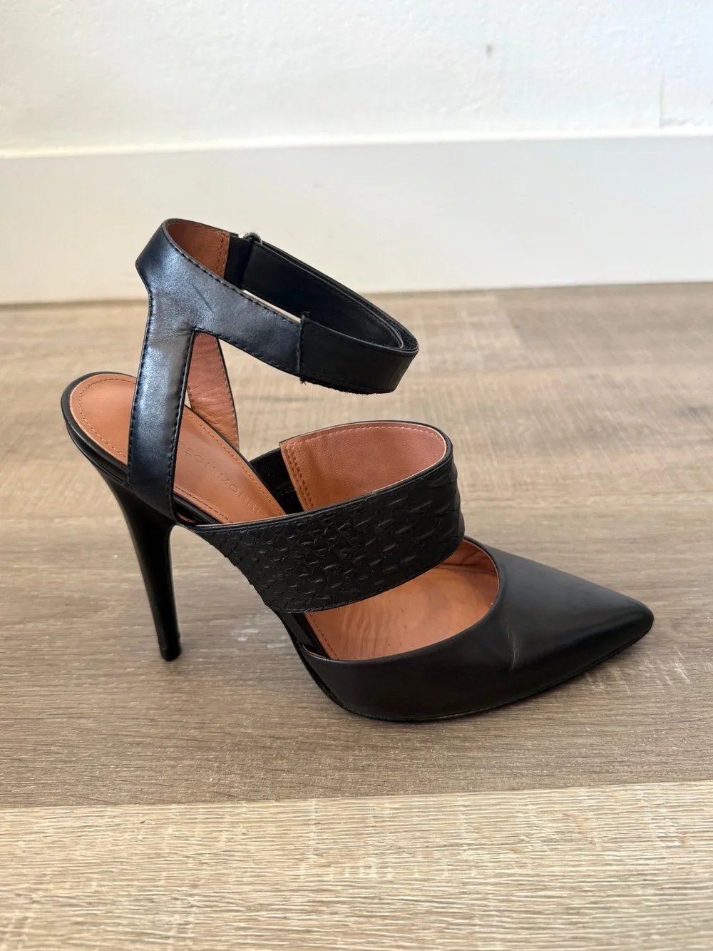 Sigerson Morrison Brielle Size 8 Black Leather Pointed Toe Heels